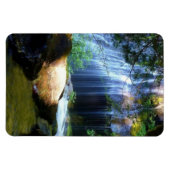 Höhe des surrealen Wasserfalls im Wald. Magnet (Horizontal)