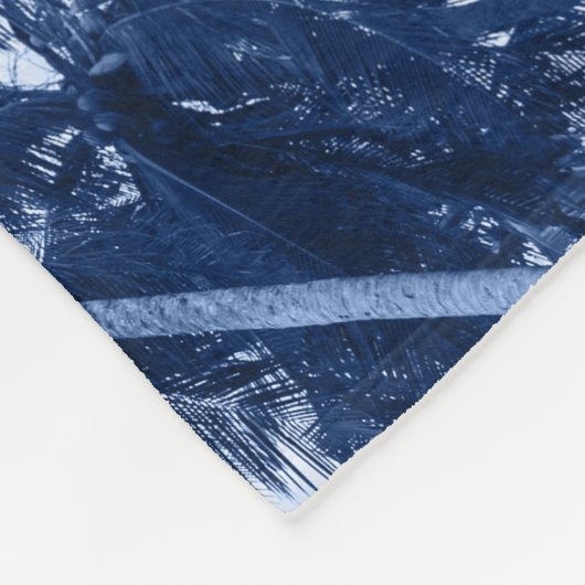 Hohe Palmen, klarer blauer Himmel. Fleecedecke (Ecke)