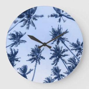 Hohe Palmen, klarer blauer Himmel. Große Wanduhr
