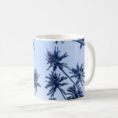 Hohe Palmen, klarer blauer Himmel. Kaffeetasse (VorderseiteRechts)