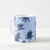 Hohe Palmen, klarer blauer Himmel. Kaffeetasse (Vorderseite Links)