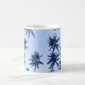 Hohe Palmen, klarer blauer Himmel. Kaffeetasse (Mittel)