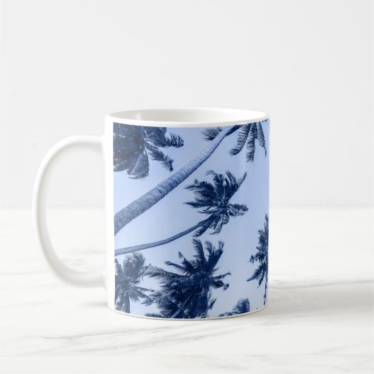 Hohe Palmen, klarer blauer Himmel. Kaffeetasse (Links)