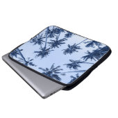 Hohe Palmen, klarer blauer Himmel. Laptopschutzhülle (Vorne Knopf)
