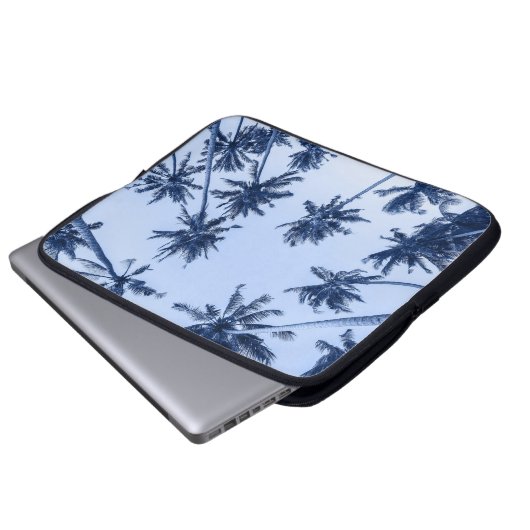 Hohe Palmen, klarer blauer Himmel. Laptopschutzhülle (Vorne Knopf)