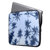Hohe Palmen, klarer blauer Himmel. Laptopschutzhülle (Vorderseite Links)