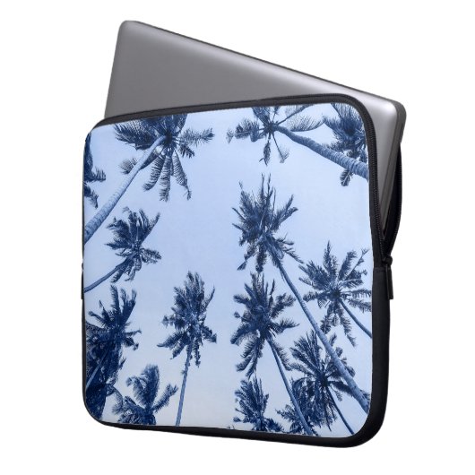 Hohe Palmen, klarer blauer Himmel. Laptopschutzhülle (Vorderseite Links)
