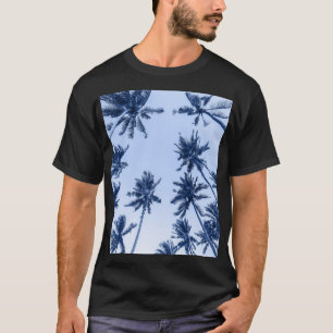 Hohe Palmen, klarer blauer Himmel. T-Shirt
