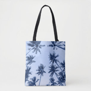 Hohe Palmen, klarer blauer Himmel. Tasche