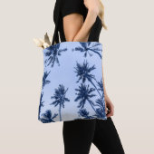 Hohe Palmen, klarer blauer Himmel. Tasche (Von Nahem)