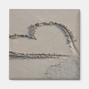 Hohe Winkelsicht einer Herzform auf dem Strand Magnet
