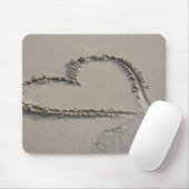 Hohe Winkelsicht einer Herzform auf dem Strand Mousepad (Mit Mouse)
