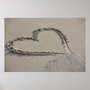 Hohe Winkelsicht einer Herzform auf dem Strand Poster