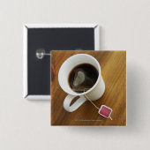 Hohe Winkelsicht einer Tasse Tee Button (Vorne & Hinten)