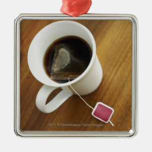 Hohe Winkelsicht einer Tasse Tee Silbernes Ornament