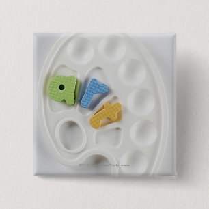 Hohe Winkelsicht von Alphabeten auf einer Palette Button