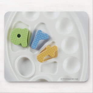 Hohe Winkelsicht von Alphabeten auf einer Palette Mousepad