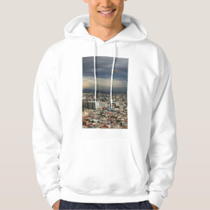 Hohe Winkelsicht von Stadtbild gegen bewölkten Hoodie