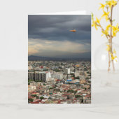 Hohe Winkelsicht von Stadtbild gegen bewölkten Karte (Gelbe Blume)