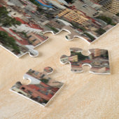 Hohe Winkelsicht von Stadtbild gegen bewölkten Puzzle (Seite)