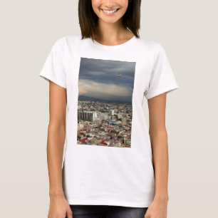 Hohe Winkelsicht von Stadtbild gegen bewölkten T-Shirt
