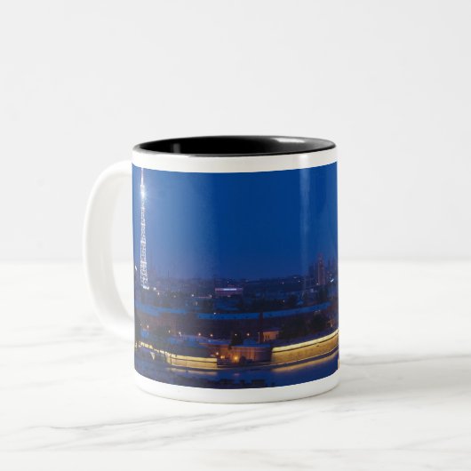 Höhenblick auf den Fernsehturm Zweifarbige Tasse (Vorderseite Links)