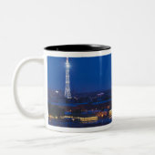 Höhenblick auf den Fernsehturm Zweifarbige Tasse (Links)