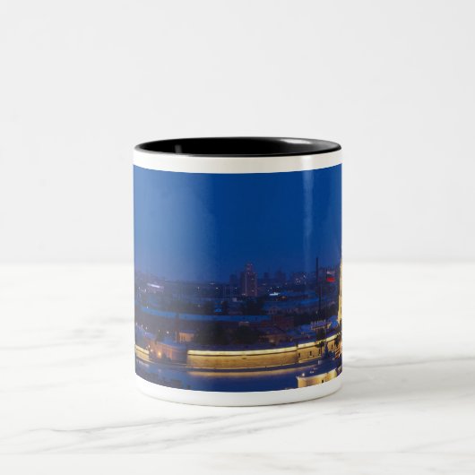 Höhenblick auf den Fernsehturm Zweifarbige Tasse (Mittel)