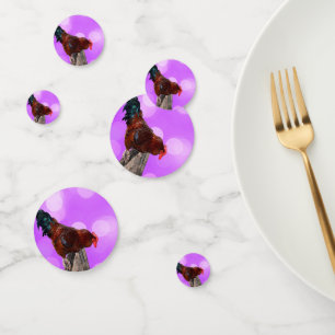 Höhepunkt in Majestät: Rooster on Dreamy Lila Glow Konfetti