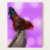 Höhepunkt in Majestät: Rooster on Dreamy Lila Glow Planer (Rückseite)