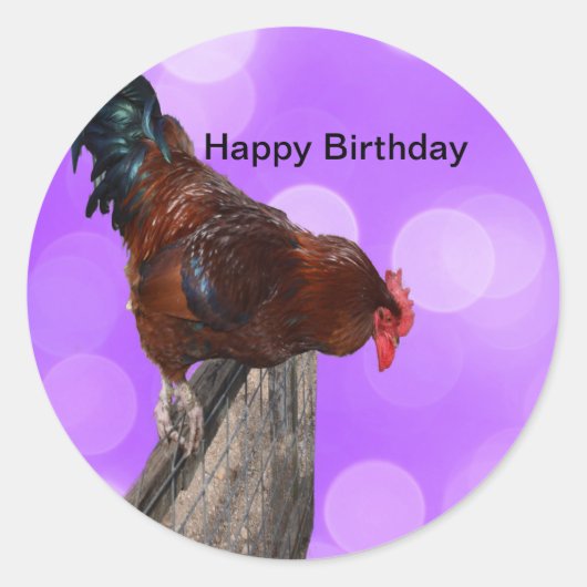 Höhepunkt in Majestät: Rooster on Dreamy Lila Glow Runder Aufkleber (Vorderseite)