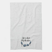 Hoher Absatz und Zitat auf Terrazzo Geschirrtuch (Vertikal)