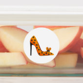 Hoher Fersenschuh mit orangefarbenem Textil Etiketten (Befestigt)