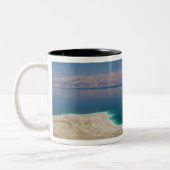 Höhere Sicht auf das Tote Meer Zweifarbige Tasse (Links)
