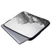 HÖHERE SICHT AUF DEN SCHNEEBERG LAPTOPSCHUTZHÜLLE (Vorne Knopf)