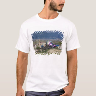 Höhere Stadtsicht und Hotel Marques de Riscal T-Shirt