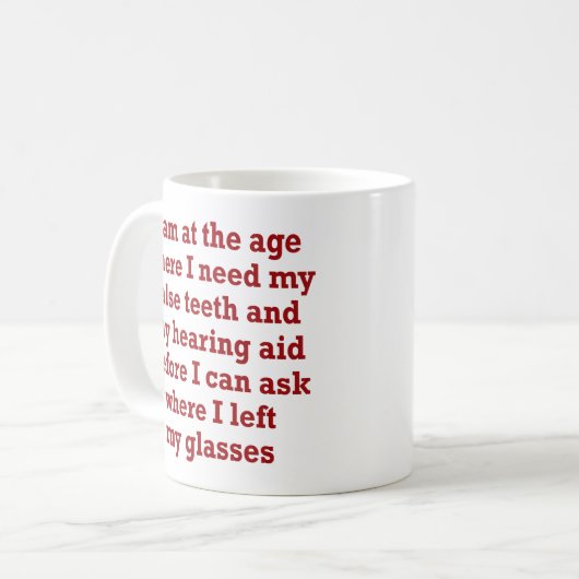 Hohes Alter: Falsche Zähne, Hörgerät und verlorene Kaffeetasse (Vorderseite Links)