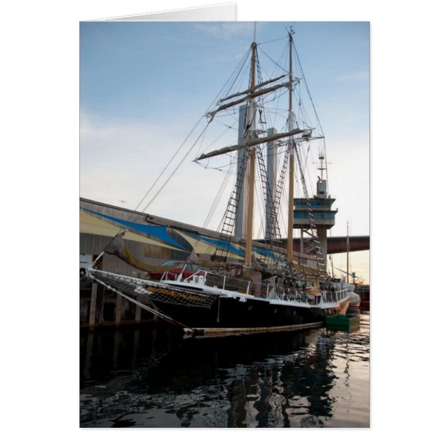 Hohes Schiff auf Wasser-Segelboot Dunrobin Studios (Vorne)