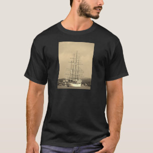 Hohes Schiff, das Mahon Sepia einträgt T-Shirt