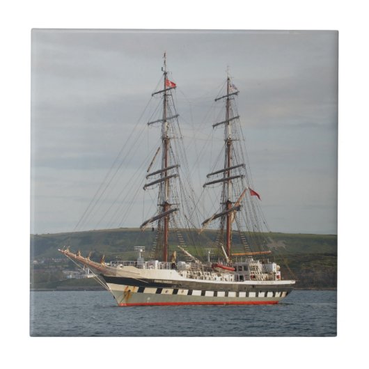 Hohes Schiff Stavros S Niarchos. Fliese (Vorderseite)