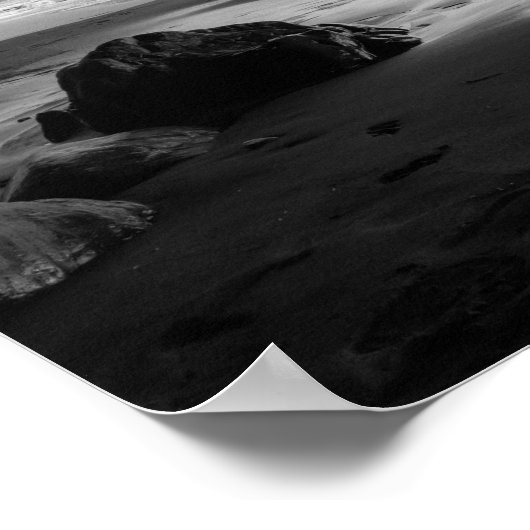 Höhle aus schwarzem und weißem Strand Poster (Ecke)