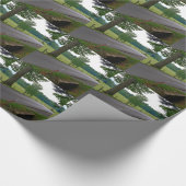 Höhlen bedecken die großen, rauschigen Berge Geschenkpapier (Ecke)