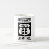 Hol dir deine Kicks auf Route 66 Kaffeetasse (Mittel)