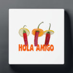 Hola Amigo Fotoplatte<br><div class="desc">Hola Amigo. Drei Paprikaschoten mit heißem Chili,  drei Amigos in Sombreros. Text Hola Amigo. Hübsche Drucke,  Geschenke und Shirts für Spaß und gute Laune.</div>