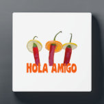 Hola Amigo Fotoplatte<br><div class="desc">Hola Amigo. Drei Paprikaschoten mit heißem Chili,  drei Amigos in Sombreros. Text Hola Amigo. Hübsche Drucke,  Geschenke und Shirts für Spaß und gute Laune.</div>