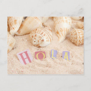 Hola, hallo auf Spanisch an einem Sandstrand Postkarte