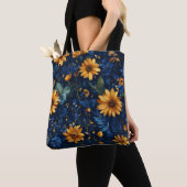 Holding Beautiful Bag Tasche (Von Nahem)