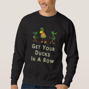 Holen Sie Ihre Enten in einer Reihe Sweatshirt