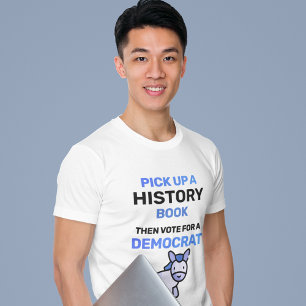Holen Sie sich ein Geschichtsbuch. Dann stimmen Si T-Shirt