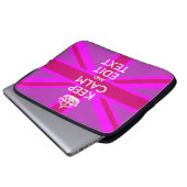 Holen Sie sich Ihren Behalten, ruhigen Text auf Fu Laptopschutzhülle (Vorne Knopf)